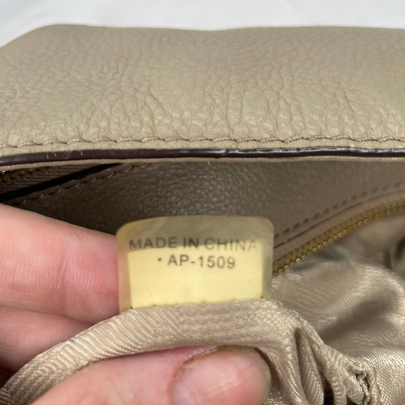 Michael Kors Fulton Luggage Tan Pebbled Leather Hobo Shoulder Bag Gold Medallion - Picture 12 of 16